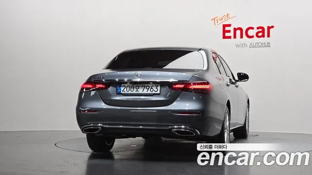 Mercedes-Benz E-Class — Фото автомобиля 3