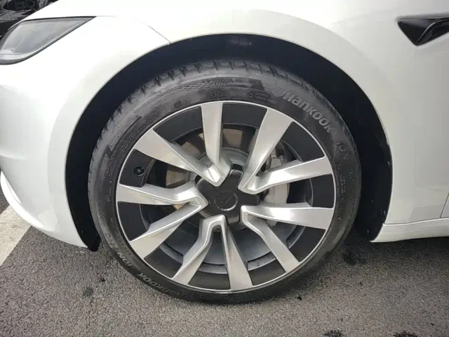 Tesla Model 3 — Фото автомобиля 22