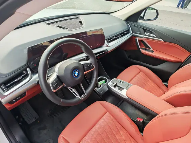 BMW iX1 — Фото автомобиля 10