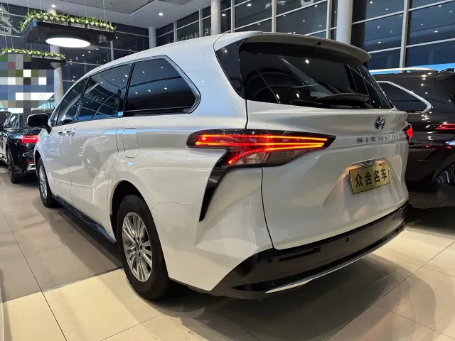 Toyota Sienna — Фото автомобиля 4