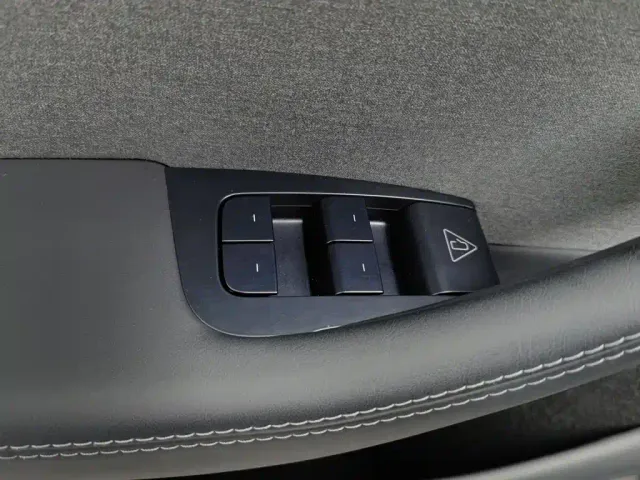 Tesla Model Y — Фото автомобиля 9