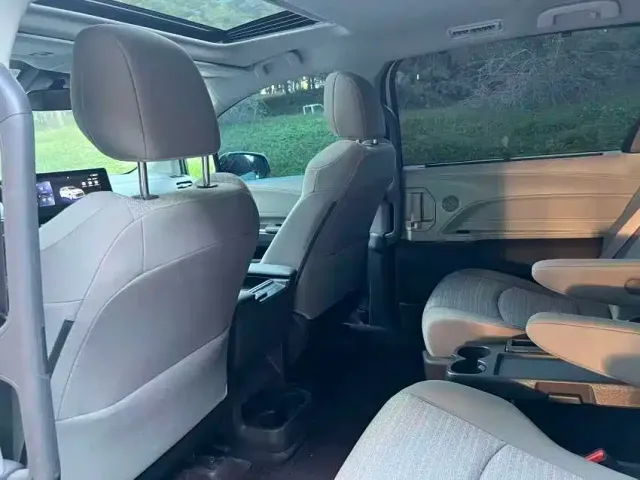 Toyota Sienna — Фото автомобиля 7