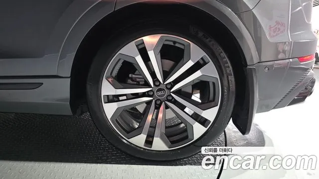 Audi Q8 55 TFSI quattro Premium — Фото автомобиля 15