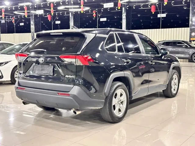 Toyota RAV4 — Фото автомобиля 11
