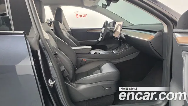 Tesla Model Y — Фото автомобиля 16