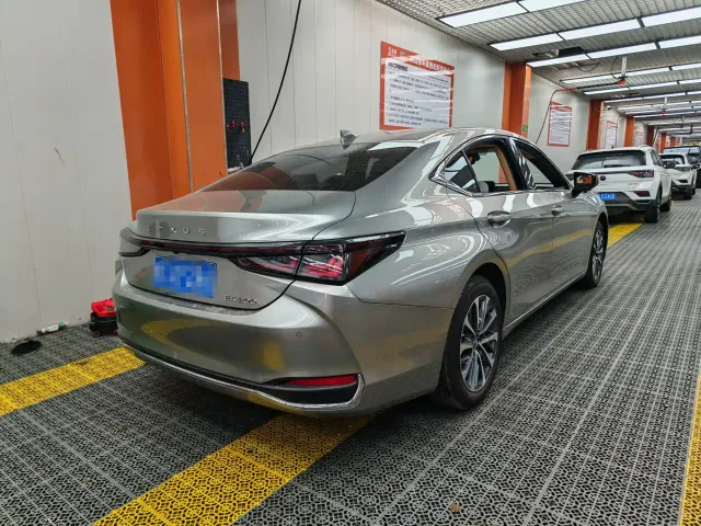 Lexus ES — Фото автомобиля 4