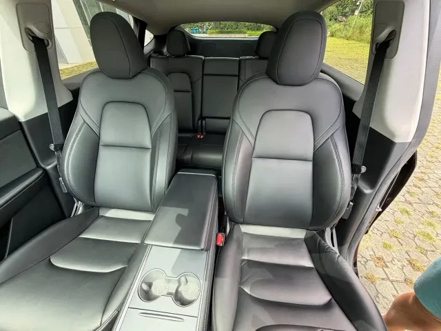 Tesla Model Y — Фото автомобиля 21