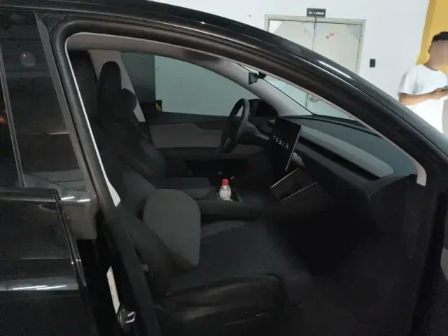 Tesla Model Y — Фото автомобиля 19