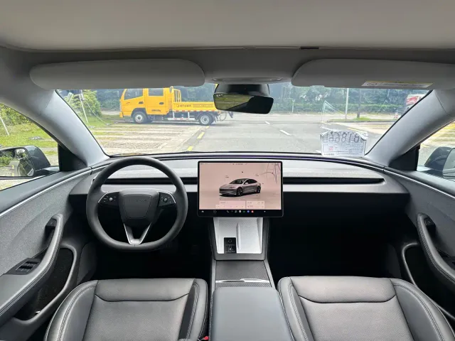 Tesla Model 3 — Фото автомобиля 12