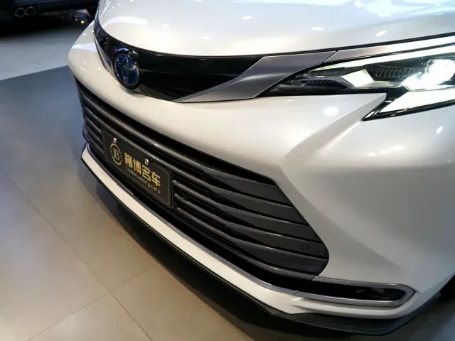 Toyota Sienna — Фото автомобиля 19