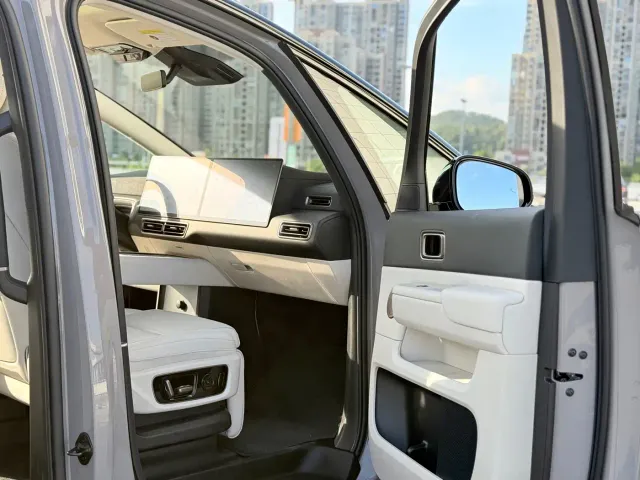 Li Auto MEGA — Фото автомобиля 6