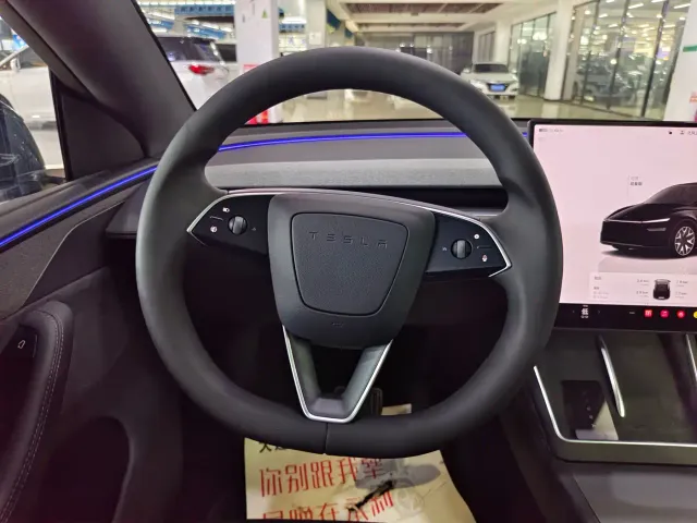 Tesla Model Y L — Фото автомобиля 12