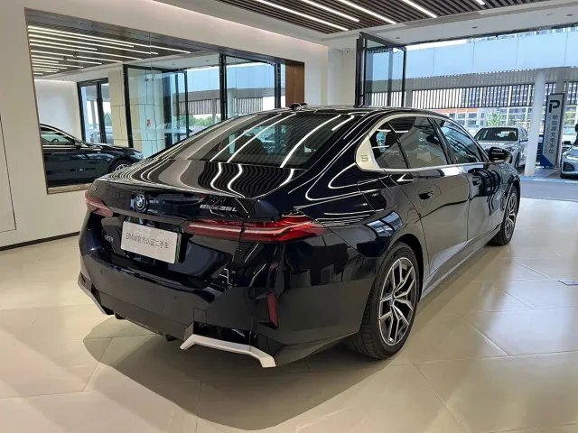 BMW i5 — Фото автомобиля 6