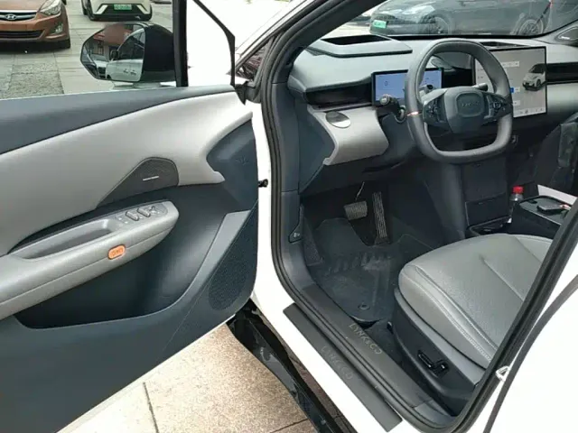 Lynk & Co Z20 — Фото автомобиля 15