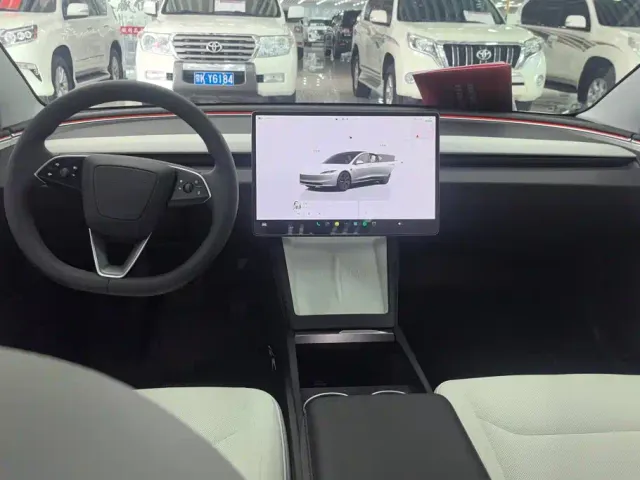 Tesla Model 3 — Фото автомобиля 12