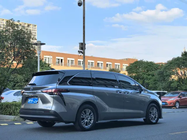 Toyota Sienna — Фото автомобиля 4