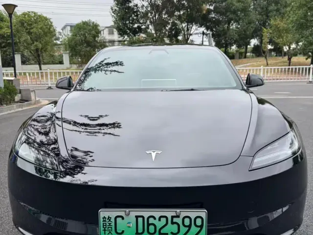 Tesla Model 3 — Фото автомобиля 14