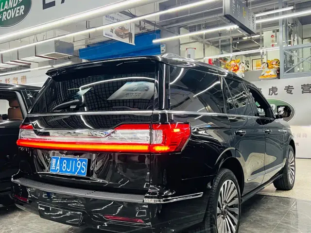 Lincoln Navigator — Фото автомобиля 20