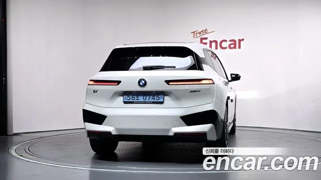 BMW iX — Фото автомобиля 4