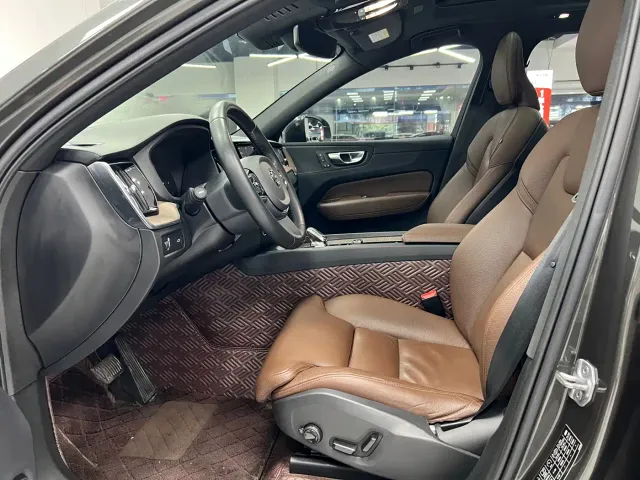 Volvo XC60 — Фото автомобиля 5