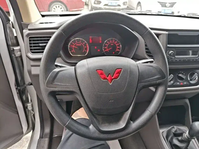 Wuling Hongguang V — Фото автомобиля 10