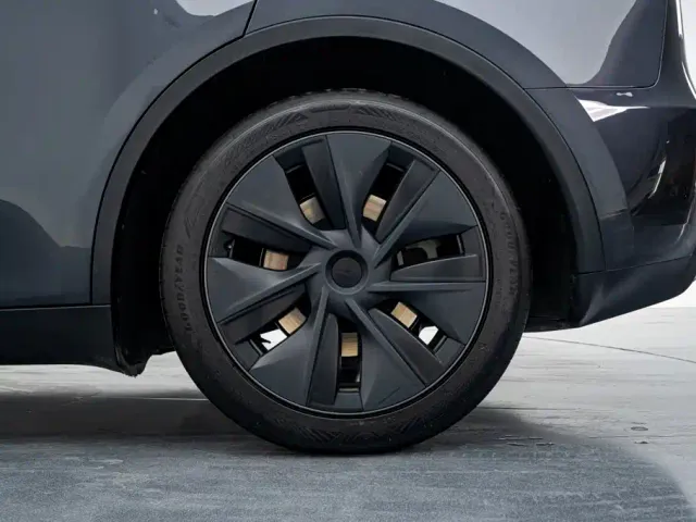 Tesla Model Y — Фото автомобиля 26