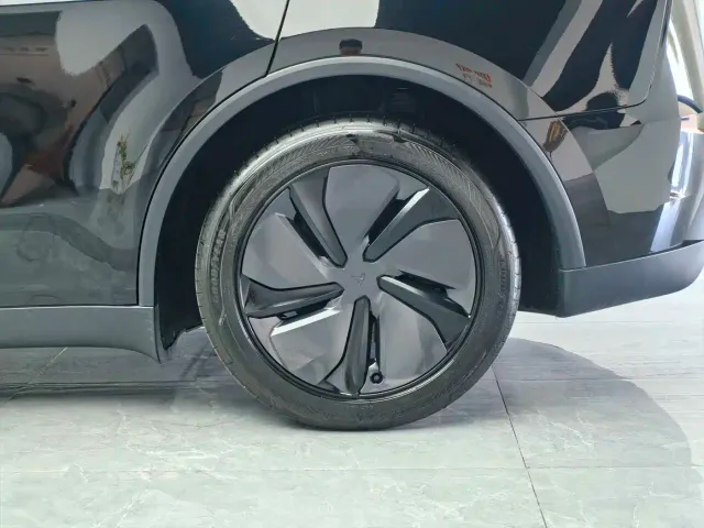 Tesla Model Y — Фото автомобиля 14