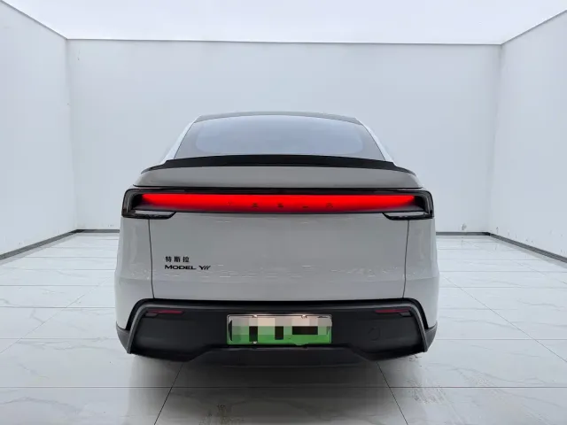 Tesla Model Y L — Фото автомобиля 5