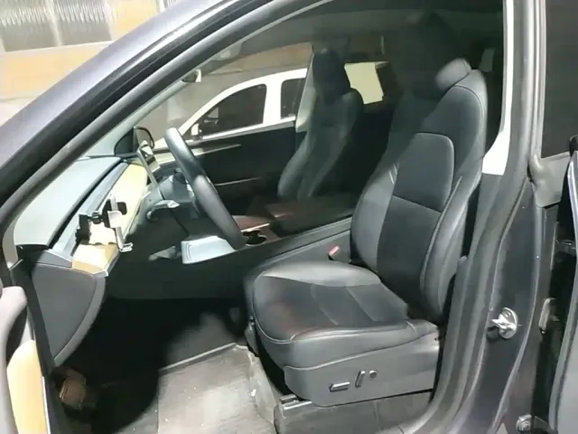 Tesla Model Y — Фото автомобиля 14