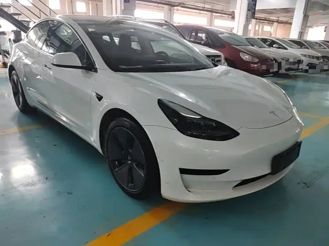 Tesla Model 3 — Фото автомобиля 3