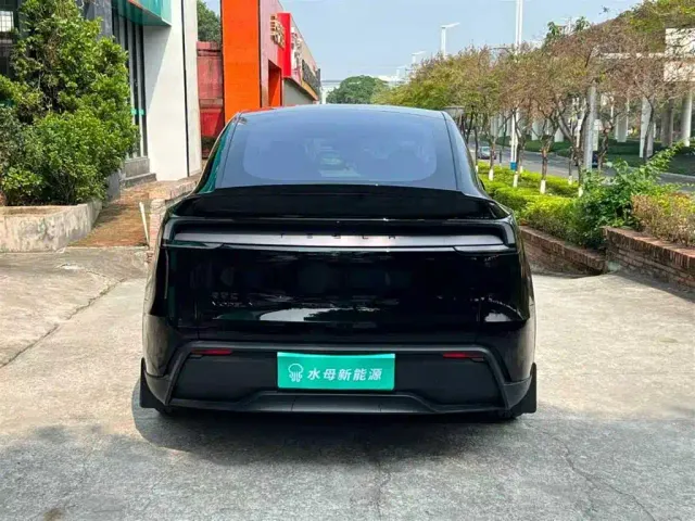 Tesla Model Y L — Фото автомобиля 7