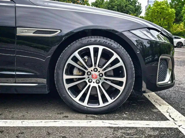 Jaguar XFL — Фото автомобиля 9