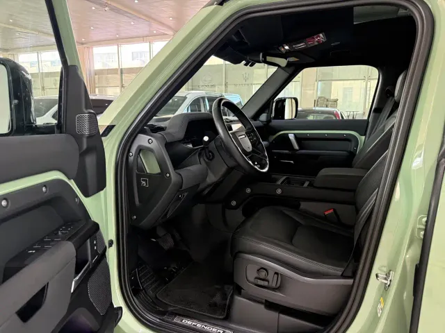 Land Rover Defender — Фото автомобиля 7