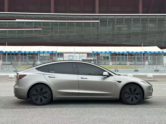 Tesla Model 3 — Фото автомобиля 19