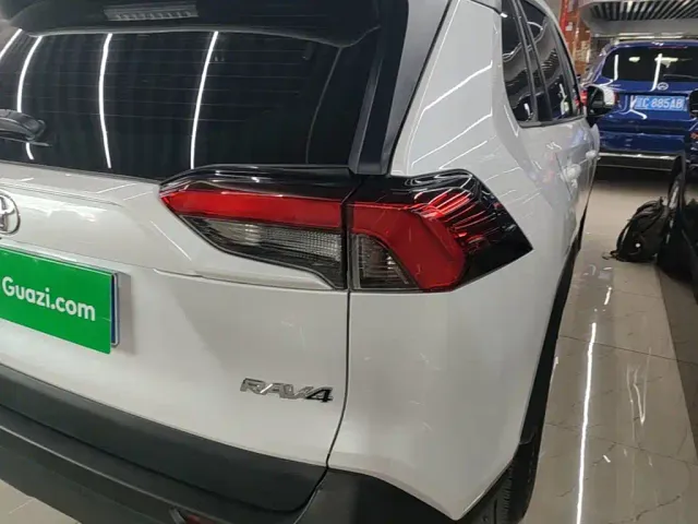 Toyota RAV4 — Фото автомобиля 7