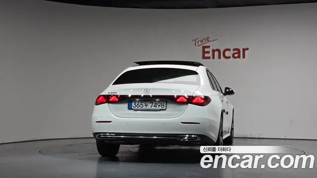 Mercedes-Benz E-Class — Фото автомобиля 4