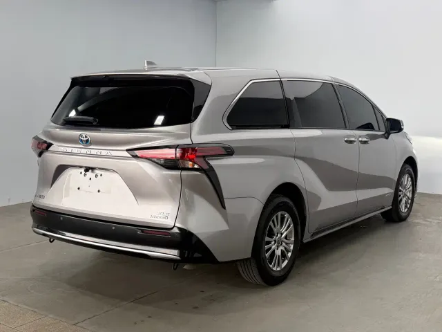 Toyota Sienna — Фото автомобиля 4