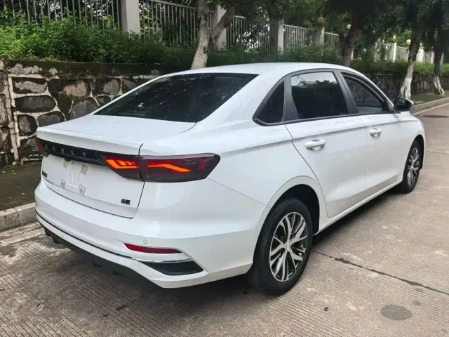 Geely Emgrand — Фото автомобиля 6