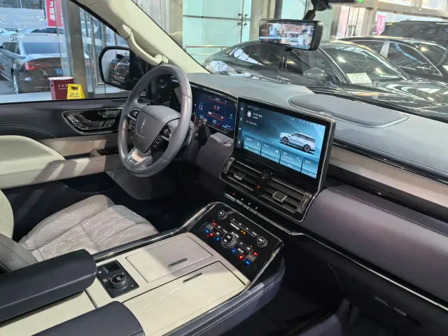 Lincoln Navigator One — Фото автомобиля 12