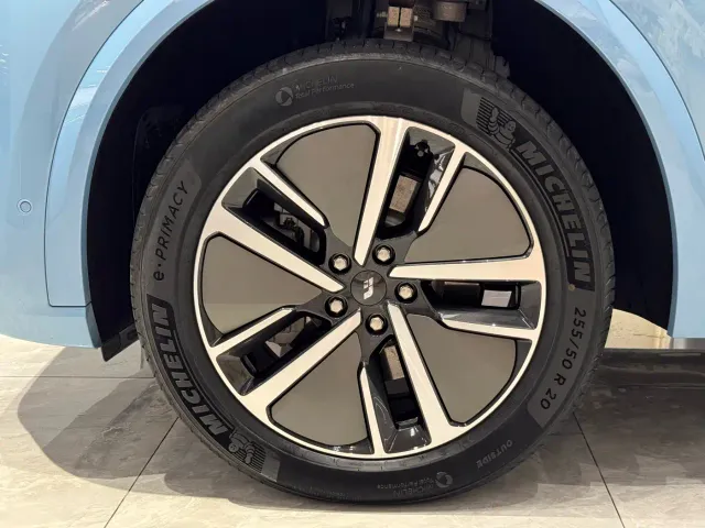 Li Auto L8 — Фото автомобиля 12