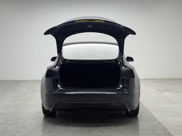 Tesla Model 3 — Фото автомобиля 10
