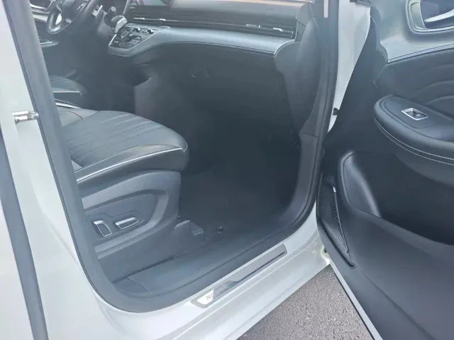 Roewe iMAX8 — Фото автомобиля 19