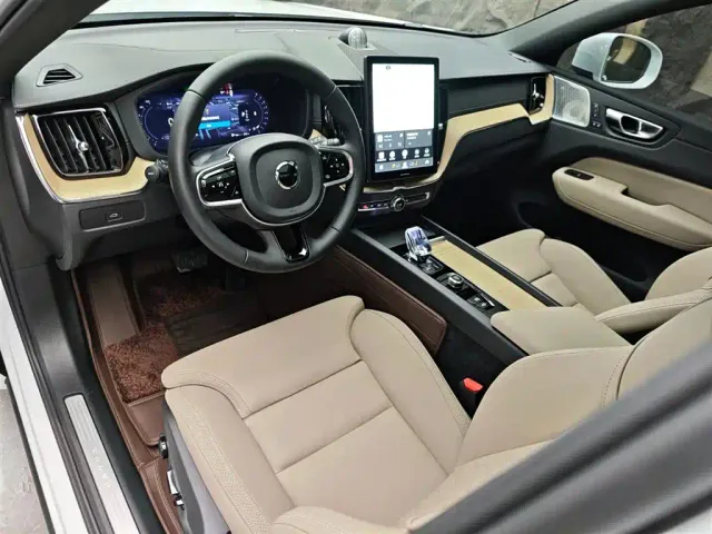 Volvo XC60 — Фото автомобиля 6