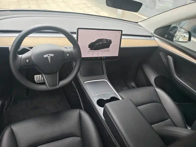 Tesla Model Y — Фото автомобиля 12