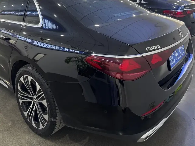 Mercedes-Benz E-Class — Фото автомобиля 4
