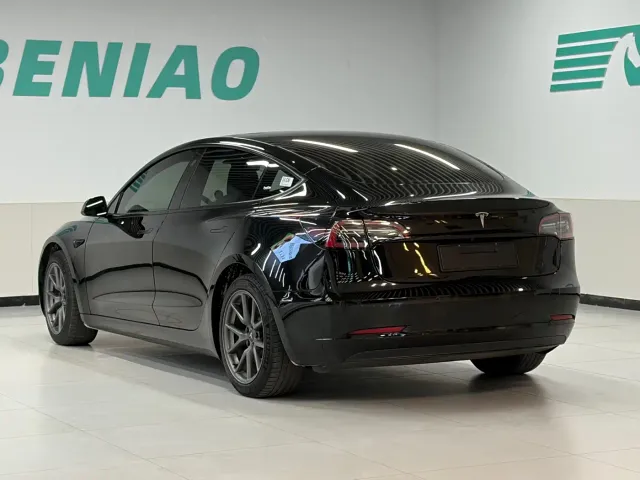 Tesla Model 3 — Фото автомобиля 4