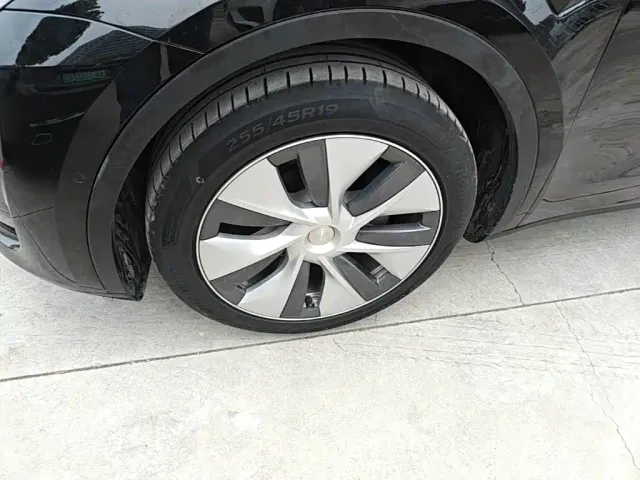 Tesla Model Y — Фото автомобиля 22