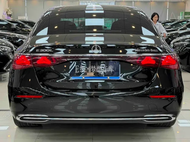 Mercedes-Benz E-Class — Фото автомобиля 18