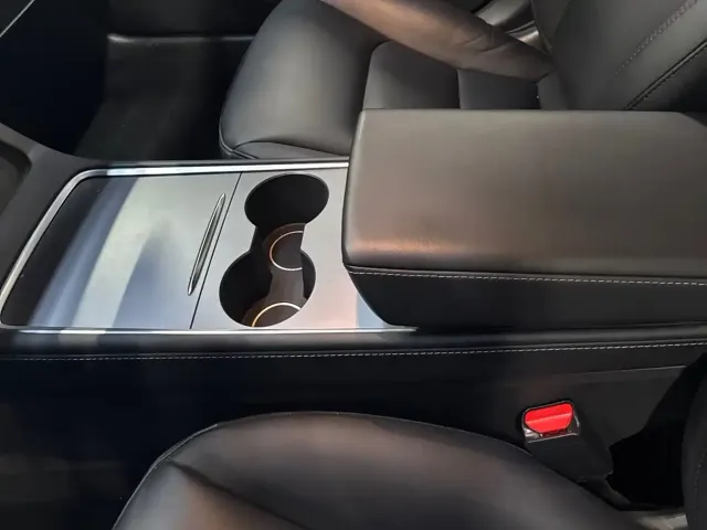 Tesla Model 3 — Фото автомобиля 13