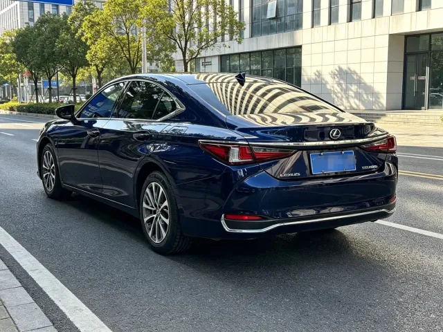 Lexus ES — Фото автомобиля 4